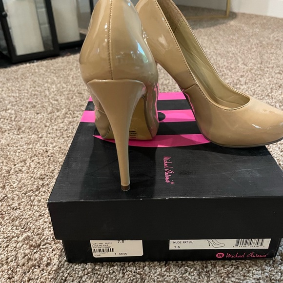 Paten leather heel/round toe. 3” - Picture 2 of 5